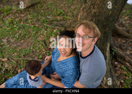Multi-ethnischen junge Familie kleben zusammen im Park Stockfoto