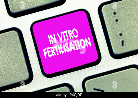 Text zeichen In-vitro-Fertilisation. Konzeptionelle Foto ein Ei ist durch Samenzellen in einem Reagenzglas befruchtet. Stockfoto