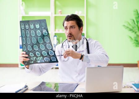 Arzt Radiologe an x-ray im Krankenhaus Scan Stockfoto