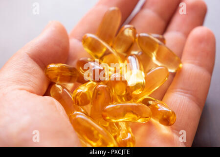 Mann Hand hält einen Omega 3 Fischöl Kapseln Stockfoto