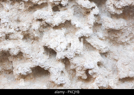 Detail der zwei kleine Steine in die Vertiefung der verwitterte Kalksteinfelsen. Stockfoto