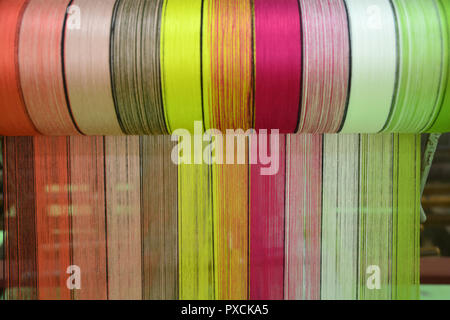 Garn Muster auf dem Webstuhl Bank eingestellt und bereit zu weben. Stockfoto