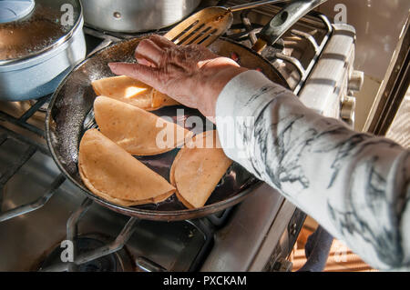 Mexikanische Tacos dorados Nur scharfe Salsa Kopfsalat und Sahne hinzufügen, die Zutaten Stockfoto