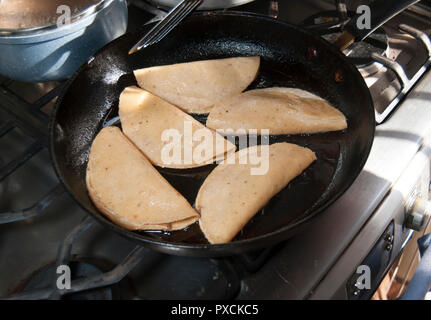 Mexikanische Tacos dorados Nur scharfe Salsa Kopfsalat und Sahne hinzufügen, die Zutaten Stockfoto