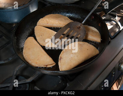 Mexikanische Tacos dorados Nur scharfe Salsa Kopfsalat und Sahne hinzufügen, die Zutaten Stockfoto