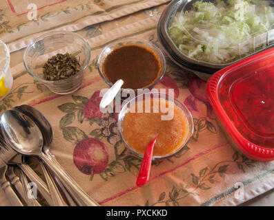 Mexikanische Tacos dorados Nur scharfe Salsa Kopfsalat und Sahne hinzufügen, die Zutaten Stockfoto