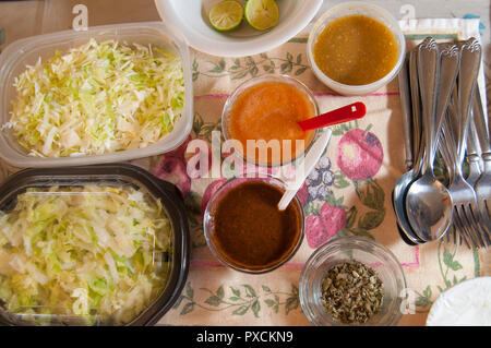 Mexikanische Tacos dorados Nur scharfe Salsa Kopfsalat und Sahne hinzufügen, die Zutaten Stockfoto