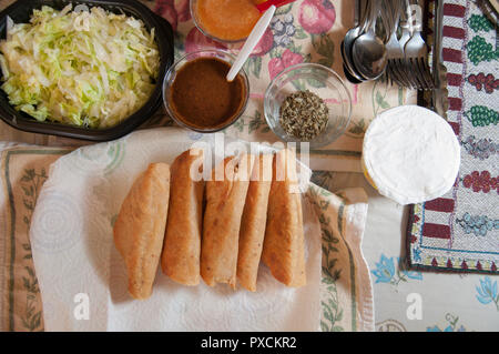 Mexikanische Tacos dorados Nur scharfe Salsa Kopfsalat und Sahne hinzufügen, die Zutaten Stockfoto