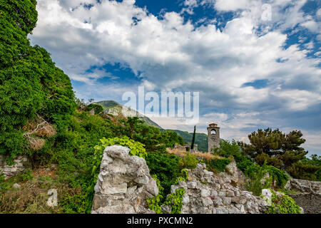 Frühling Landschaft der Ruinen von Stari Bar alte Festung, Wandern auf Arch Weise ruiniert Wehrturm, in der mittelalterlichen Stadt Bar in Montenegr Stockfoto