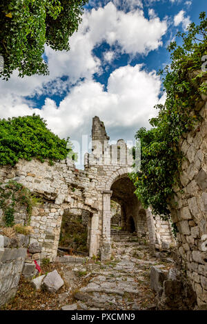 Frühling Landschaft der Ruinen von Stari Bar alte Festung, Wandern auf Arch Weise ruiniert Wehrturm, in der mittelalterlichen Stadt Bar in Montenegr Stockfoto