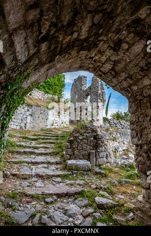 Frühling Landschaft der Ruinen von Stari Bar alte Festung, Wandern auf Arch Weise ruiniert Wehrturm, in der mittelalterlichen Stadt Bar in Montenegr Stockfoto