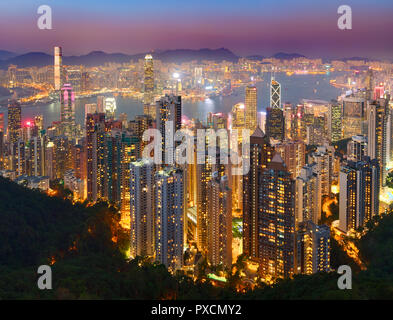 Skyline von Hongkong bei Sonnenuntergang. Blick vom Victoria Peak Stockfoto