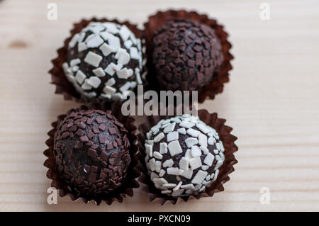 Mini kuchen Desserts auf einem Holztisch. Weiße und dunkle Schokolade Stockfoto