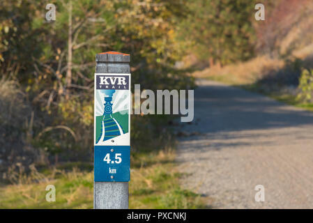 Entfernung Marker für die Kettle Valley Rail Trail oben Naramata im Süden Okanagan Stockfoto