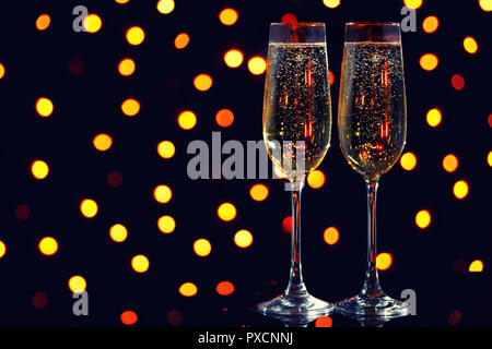 Zwei Gläser Champagner auf bokeh Hintergrund Stockfoto