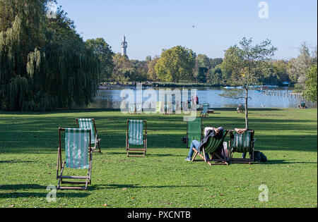 Leute, entspannen Sie im Liegestühlen Regents Park GROSSBRITANNIEN Stockfoto