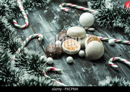 Weihnachten Süße, Schokolade Lebkuchen auf hölzernen Hintergrund Stockfoto