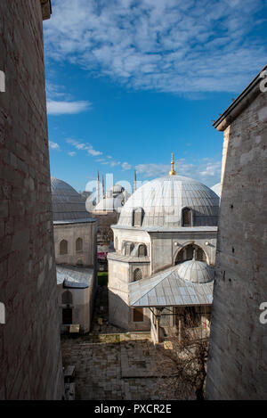 Aussicht auf die Blaue Moschee aus dem Fenster der Kirche St. Sophia. Istanbul. Türkei Stockfoto