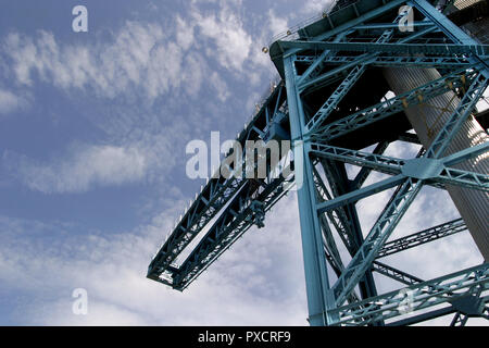 Looking up the mighty Titan crane, against a blue and cloudy sky, the jib can be seen where many visitors and tourists go up in the lift to admire the views from the top. The crane sits on the banks of the River Clyde in Clydebank and was once part of the famous John Brown shipbuilding business and was saved, refurbished and is now a top attraction for sightseers and tourists. Stockfoto