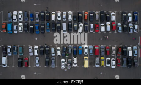 Pkw-Parkplatz Gesehen von oben, Luftbild. Ansicht von oben Stockfoto