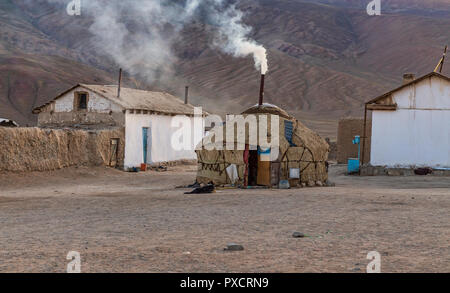 Jurte mit Rauch aus der Schornstein, Bulunkul Dorf, Pamir Highway, Gorno Badakhshan, Tadschikistan Stockfoto