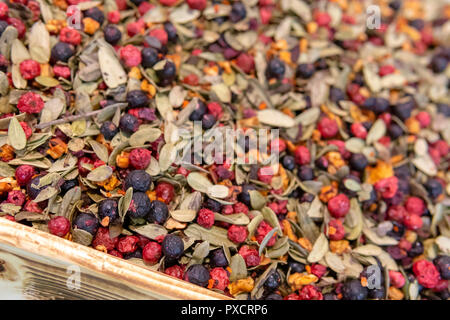 Eine Mischung aus getrockneten Heidelbeeren und Preiselbeeren. Stockfoto