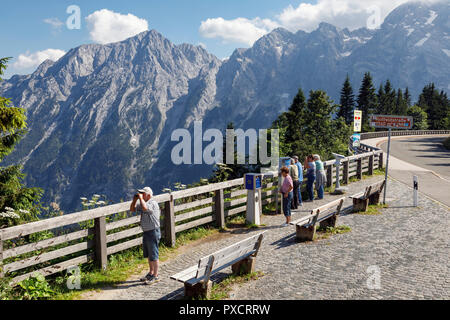 Touristen, die auf der Suche den Ausblick vom Rossfeld Panoramastraße, Bayern, Deutschland Stockfoto