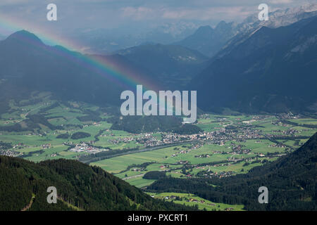 Blick auf das Salzachtal in Österreich mit Regenbogen über Golling an der Salzach vom Rossfeld Panoramastraße, Bayern, Deutschland Stockfoto