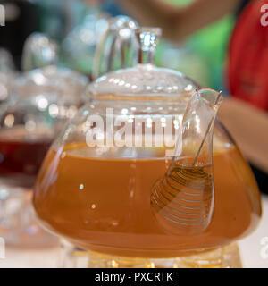 Tee in einem Glas transparent Teekanne. Stockfoto