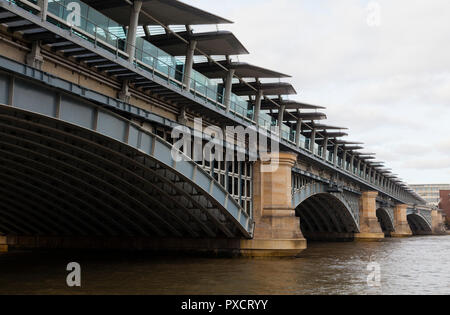 Blackfriars Railway Bridge mit Blackfriars Station überspannt die Brücke, überqueren Sie die Themse, London, UK. Stockfoto