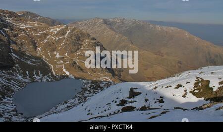 Geringe Wasser und die fernen Hebel Wasser gesehen von den unteren Hängen des Coniston Old Man im englischen Lake District, Cumbria GROSSBRITANNIEN. Stockfoto