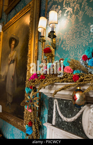 Das VEREINIGTE KÖNIGREICH, England, Yorkshire, Castle Howard an Weihnachten, Türkis, Salon, Farbe - themed Dekorationen auf Mantel neben Malerei 1826 Von Lady Mary Howa Stockfoto