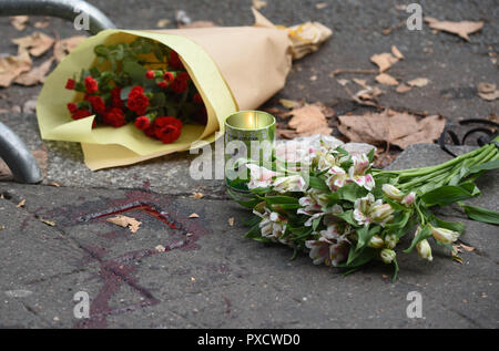 November 14, 2015 - Paris, Frankreich: Blut verschüttet und Blumen in der Nähe der Bataclan Konzerthalle, wo die Kerben der Leute während der schlimmsten - überhaupt Terroranschlag Paris zu schlagen getötet wurden. Des Traces de sang sind visibles sur le sol Pres du Bataclan, au lendemain De tueries du 13 Novembre 2015 dans lesquelles 130 personnes ont ete tuees Gleichheit des terroristes djihadistes. *** Frankreich/KEINE VERKÄUFE IN DEN FRANZÖSISCHEN MEDIEN *** Stockfoto