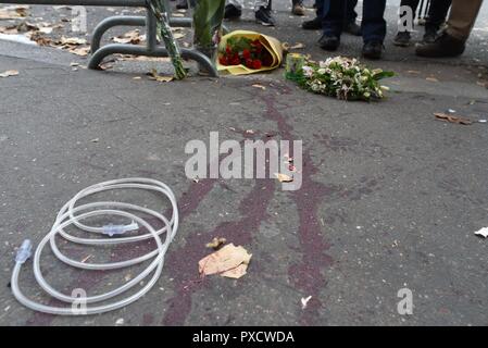 November 14, 2015 - Paris, Frankreich: Blut verschüttet und Blumen in der Nähe der Bataclan Konzerthalle, wo die Kerben der Leute während der schlimmsten - überhaupt Terroranschlag Paris zu schlagen getötet wurden. Des Traces de sang sind visibles sur le sol Pres du Bataclan, au lendemain De tueries du 13 Novembre 2015 dans lesquelles 130 personnes ont ete tuees Gleichheit des terroristes djihadistes. *** Frankreich/KEINE VERKÄUFE IN DEN FRANZÖSISCHEN MEDIEN *** Stockfoto