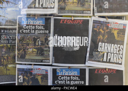 November 14, 2015 - Paris, Frankreich: Französische Zeitungen zum Verkauf mit Abdeckung Geschichten über die tödliche Attentate in Paris. Les Unes de la Presse française au Matin du 14 Novembre, le lendemain des Attentats terroristes qui ont fait 130 Morts et Paris Saint-Denis *** FRANKREICH/KEINE VERKÄUFE IN DEN FRANZÖSISCHEN MEDIEN *** Stockfoto