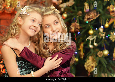 Portrait von niedlichen kleinen Mädchen in der Nähe von Weihnachtsbaum dekoriert Stockfoto