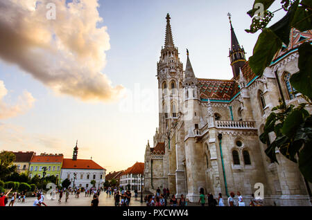 Budapest, Ungarn - 16. August 2018: die Matthiaskirche in Budapest und den Hauptplatz der Budaer Burg, überfüllt mit Touristen bei Sonnenuntergang Stockfoto