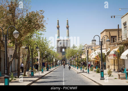 YAZD, IRAN - 18. AUGUST 2016: Jameh Moschee, mit ihren charakteristischen Fliesen Minaretten, von einer nahe gelegenen Straße gesehen. Jameh Moschee ist eines der Symbole der Stockfoto