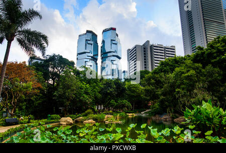 Hongkong - August 9, 2018: Hong Kong Park in der Innenstadt von modernen Gebäuden bei Sonnenaufgang umgeben Stockfoto