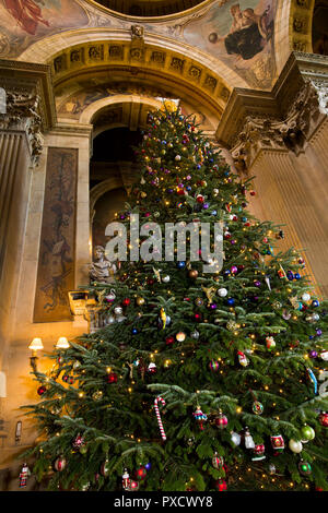 Das VEREINIGTE KÖNIGREICH, England, Yorkshire, Castle Howard an Weihnachten, Großer Saal, riesige geschmückten Weihnachtsbaum Stockfoto