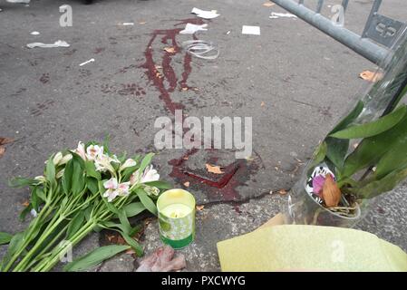 November 14, 2015 - Paris, Frankreich: Blut verschüttet und Blumen in der Nähe der Bataclan Konzerthalle, wo die Kerben der Leute während der schlimmsten - überhaupt Terroranschlag Paris zu schlagen getötet wurden. Des Traces de sang sind visibles sur le sol Pres du Bataclan, au lendemain De tueries du 13 Novembre 2015 dans lesquelles 130 personnes ont ete tuees Gleichheit des terroristes djihadistes. *** Frankreich/KEINE VERKÄUFE IN DEN FRANZÖSISCHEN MEDIEN *** Stockfoto