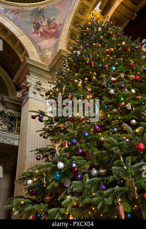 Das VEREINIGTE KÖNIGREICH, England, Yorkshire, Castle Howard an Weihnachten, Großer Saal, riesige geschmückten Weihnachtsbaum Stockfoto