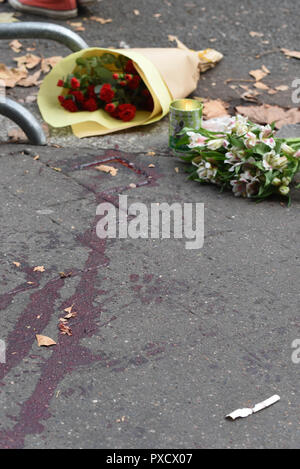 November 14, 2015 - Paris, Frankreich: Blut verschüttet und Blumen in der Nähe der Bataclan Konzerthalle, wo die Kerben der Leute während der schlimmsten - überhaupt Terroranschlag Paris zu schlagen getötet wurden. Des Traces de sang sind visibles sur le sol Pres du Bataclan, au lendemain De tueries du 13 Novembre 2015 dans lesquelles 130 personnes ont ete tuees Gleichheit des terroristes djihadistes. *** Frankreich/KEINE VERKÄUFE IN DEN FRANZÖSISCHEN MEDIEN *** Stockfoto