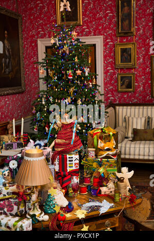 Das VEREINIGTE KÖNIGREICH, England, Yorkshire, Castle Howard an Weihnachten, Ankleidezimmer, traditionelle Geschenke und geschmückten Baum Stockfoto