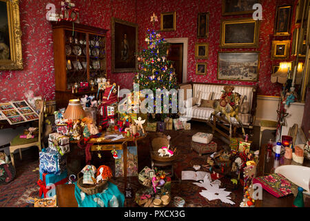 Das VEREINIGTE KÖNIGREICH, England, Yorkshire, Castle Howard an Weihnachten, Ankleidezimmer, traditionelle Geschenke und geschmückten Baum Stockfoto