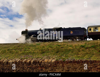 GWR King Class Lok No 6023 King Edward II verlässt Goodrington nach Kingswear auf der Dartmouth Steam Railway, 06.09.2018. Stockfoto