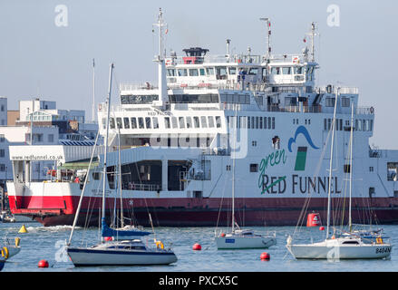 Die Red Funnel Autofähre, Rote Falken, die früher mit mehreren kleinen Boote wegen schlechten Wetters kollidierte, Blätter East Cowes auf der Isle of Wight für Southampton gebunden. Stockfoto