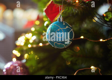 Geschmückten Weihnachtsbaum mit Licht string. Close-up Stockfoto