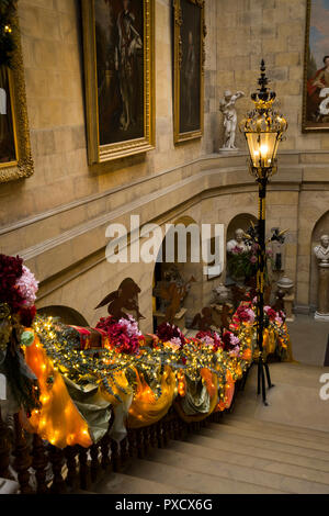 Das VEREINIGTE KÖNIGREICH, England, Yorkshire, Castle Howard an Weihnachten, Grand Staircase für Weihnachten dekoriert Stockfoto