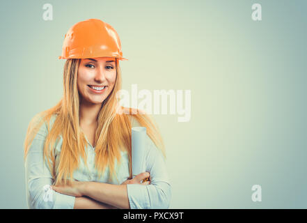 Professionelle content Frau in weißem Hemd Orange tragen, hardhat und Halten der Papierrolle Stockfoto